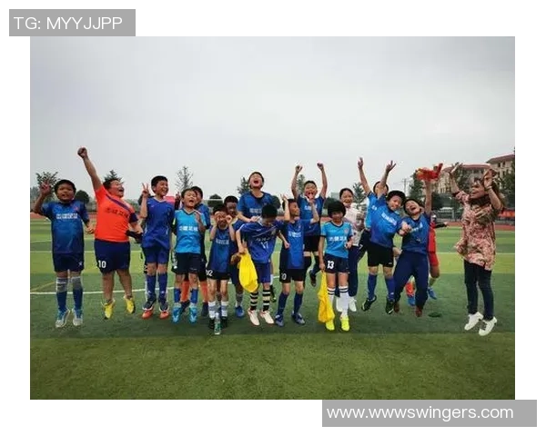 深圳足球队的拼搏历程与荣耀时刻全景纪实 深圳足球队的拼搏历程与荣耀时刻全景纪实